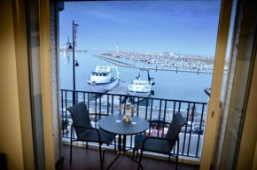 ''Luigi'' BALCON SUR LA MER et le Port de Sète
